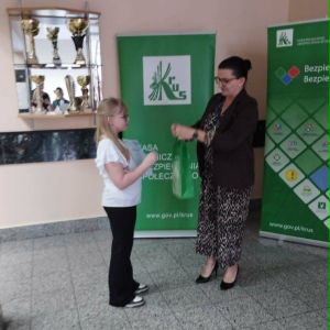 Oliwia odbiera nagrodę