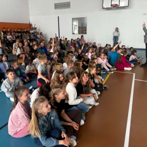 Publiczność z uwagą słucha prowadzącego.