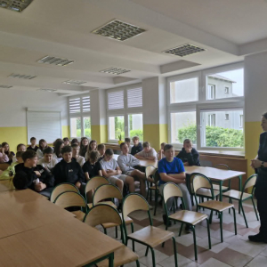 Uczniowie klas szóstych i siódmych podczas pogadanki z dzielnicową dotyczącej bezpiecznych zachowań.
