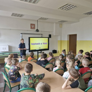 Uczniowie klas 0–3 aktywnie uczestniczą w pogadance dzielnicową.