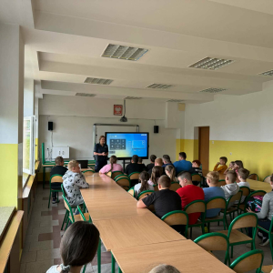 Edukacyjne spotkanie z dzielnicową poświęcone zasadom bezpieczeństwa.
