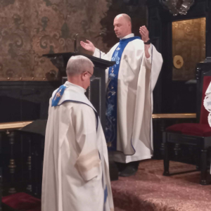Ks. Proboszcz Paweł Czarnecki przewodniczy Mszy św. odprawianej w naszej intencji w Kaplicy Cudownego Obrazu Matki Bożej