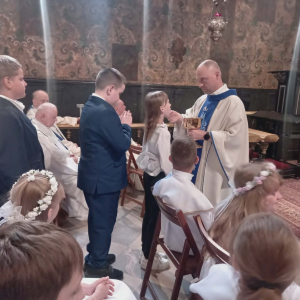komunia św w Kaplicy Cudownego Obrazu z rąk Ks. Proboszcza Pawła