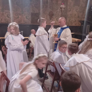 komunia św w Kaplicy Cudownego Obrazu z rąk Ks. Proboszcza Pawła