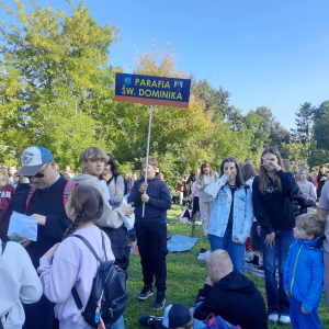 Plac przy przasnyskiej farze - czekamy na Mszę św.