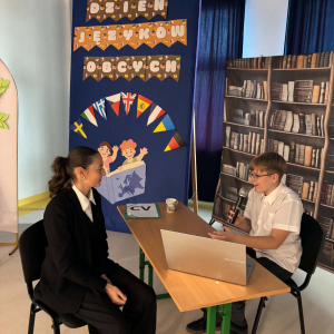 Uczniowie klasy 8b odgrywający scenkę w biurze