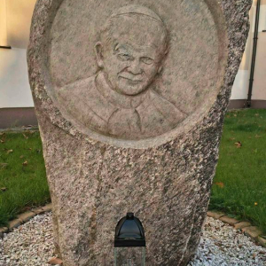 Zapaliliśmy znicz na Skwerze Św. Jana Pawła II