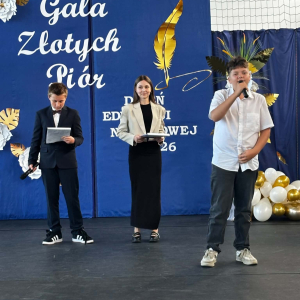 Błażej śpiewa piosenkę "Nauczyciel mądra głowa"