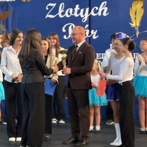 Pan Dyrektor wręcza nagrodę Ali - zwyciężczyni konkursu "Zgadnij kto to?"