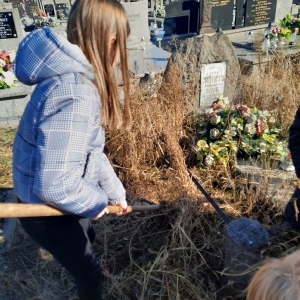 Uczniowie porządkują zaniedbane groby