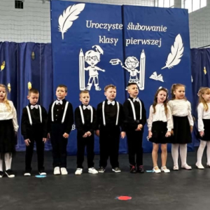 Występ pierwszaków dla publiczności.