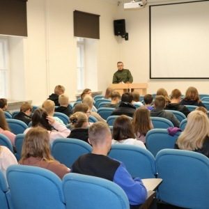 Major Wiesław Krukowski opowiada uczniom o specyfice swojej pracy