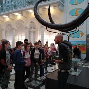 Uczniowie słuchają opowieści o mamutach