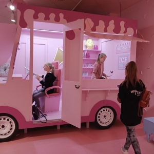 Muzeum selfi - dziewczynki w samochodzie z lodami 