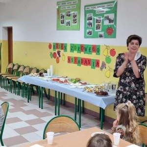 Na wspólne śniadanie dzieci zaprosiły Panią Dyrektor oraz Panią Pedagog