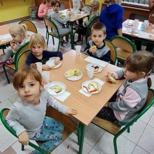 Przedszkolaki „zajadają” swoje samodzielnie przygotowane śniadanie